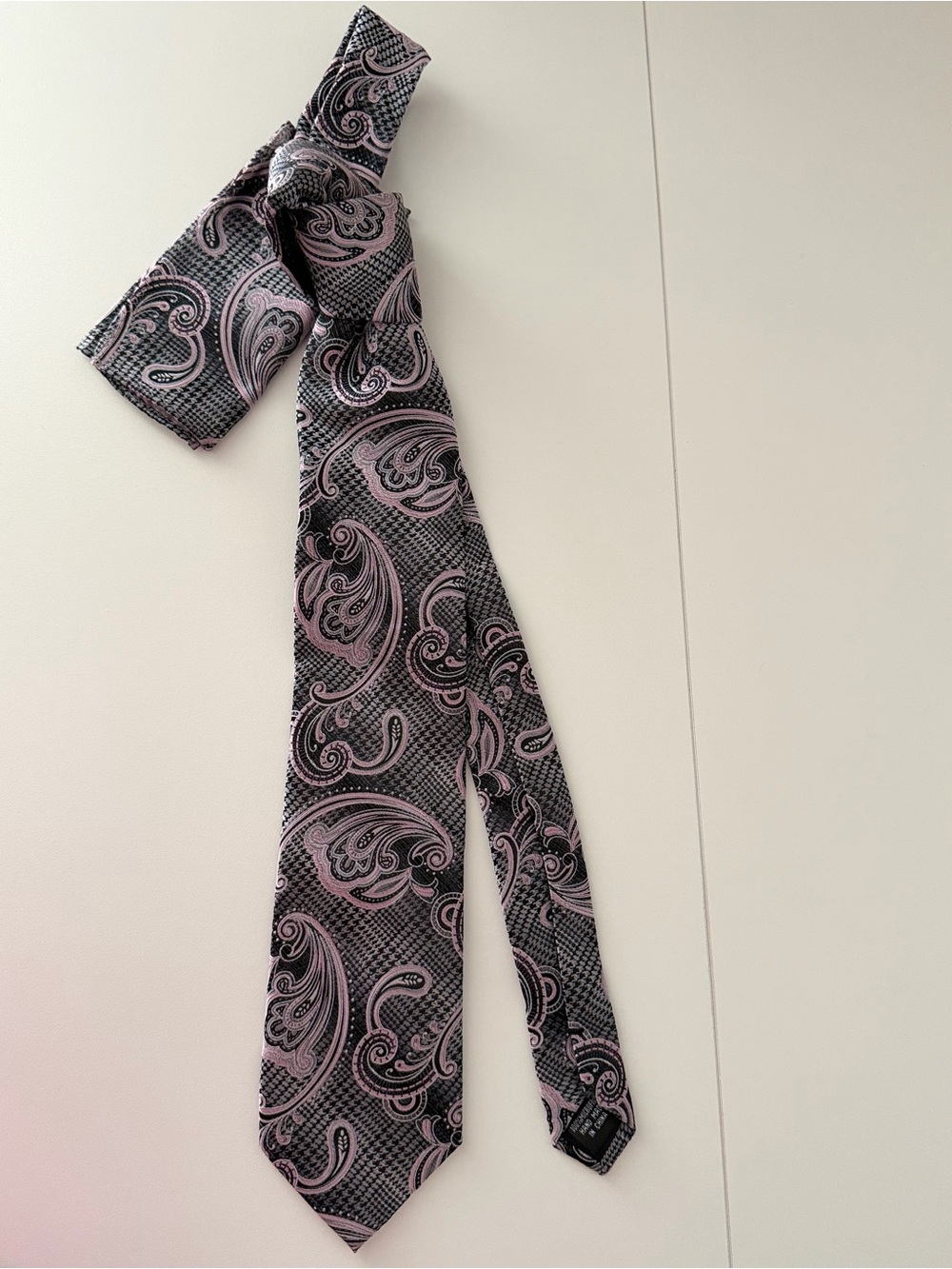 Stacy Adams Men’s Black Pink Paisley Houndstooth Necktie & Pocket Square Set